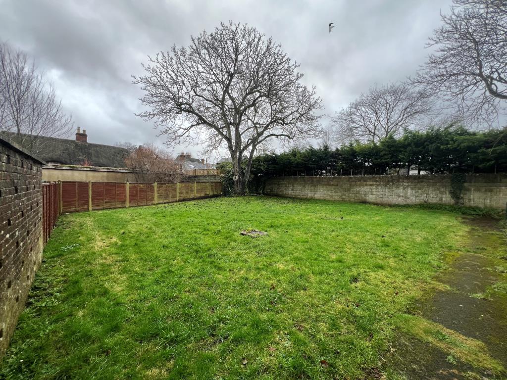 Lot: 29 - FREEHOLD LAND - Alternative view of land with fence and brick boundary walls